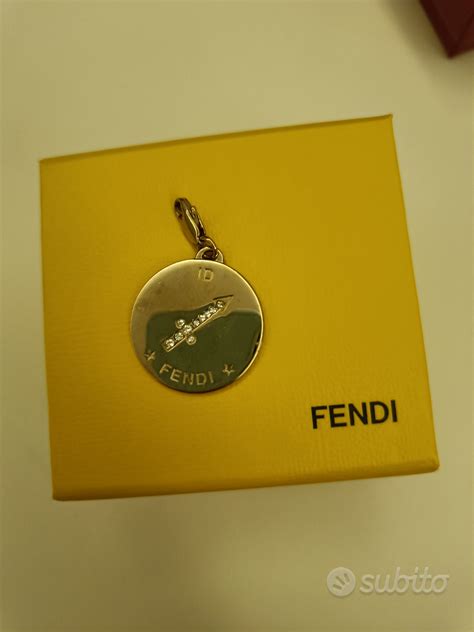 ciondolo tondo iniziale fendi|fendi scarpe.